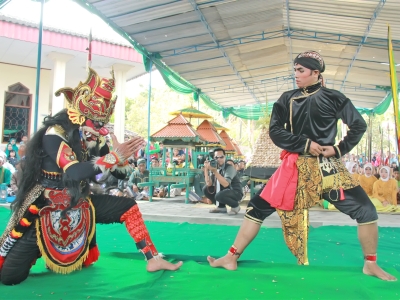 Salah satu pertunjukkan Adat Saparan Wonolelo