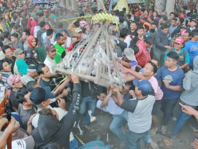 Berburu Apem Saparan Adat Wonolelo